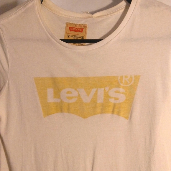3/$20 Levi's white T-shirt - Picture 3 of 4